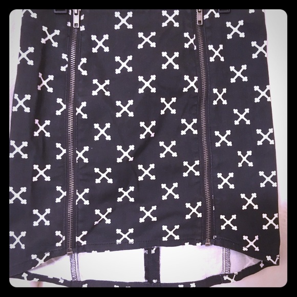 Adorable petite mini skirt (size 2 - Juniors/teens) - Picture 2 of 6